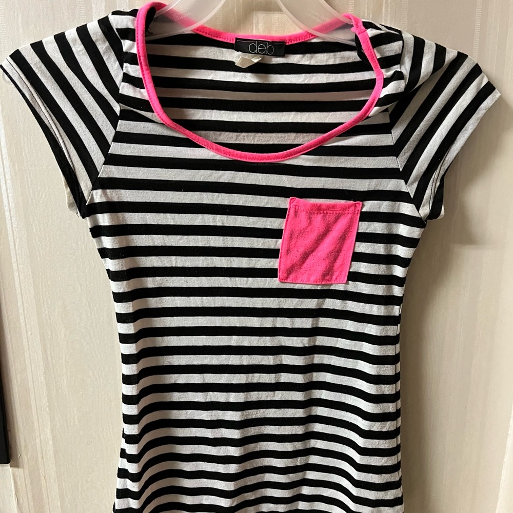 Black and white striped pink detailed Deb t-shirt. Size SM (S).